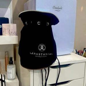 Anastasia Beverly Hills drawstring bag and liquid glow highlighter ⭐️⭐️⭐️⭐️⭐️